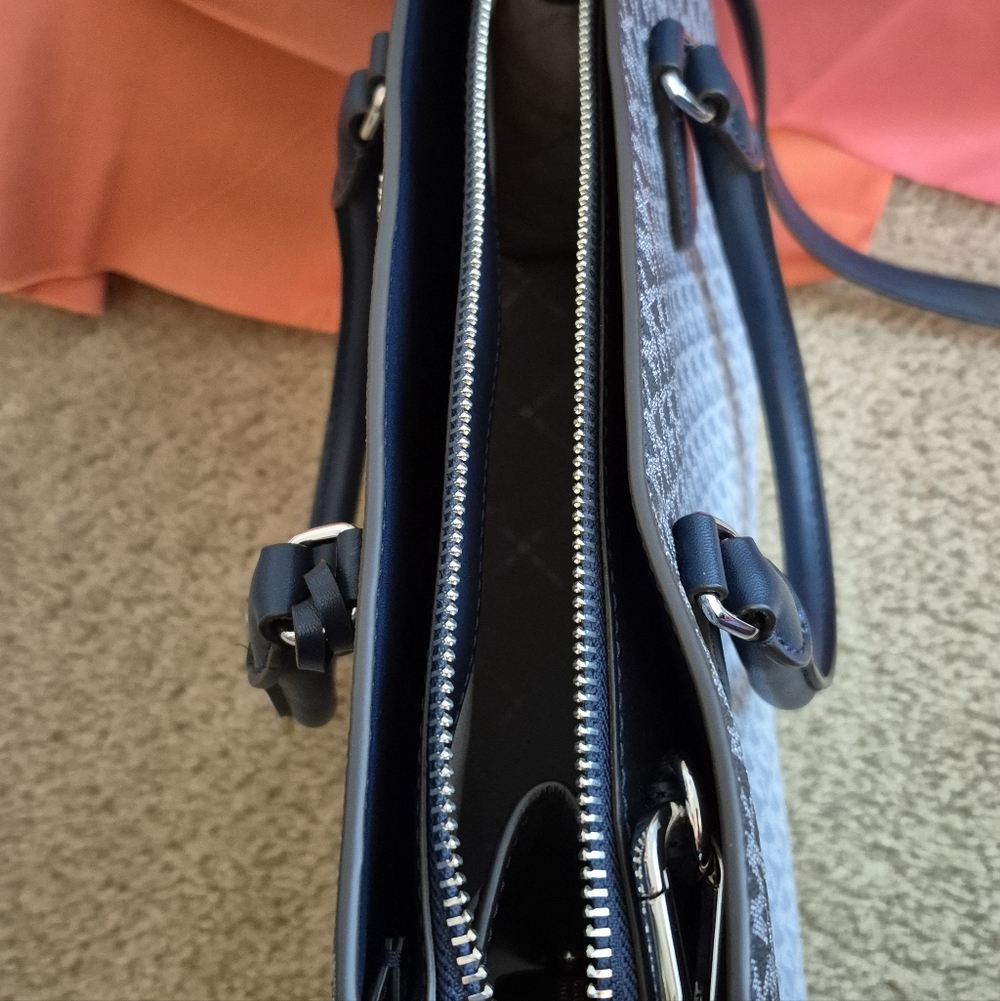 GREAT CONDITION...Michael Kors Gray/Black Signature Tote with Matching Wristlet - Picture 4 of 16